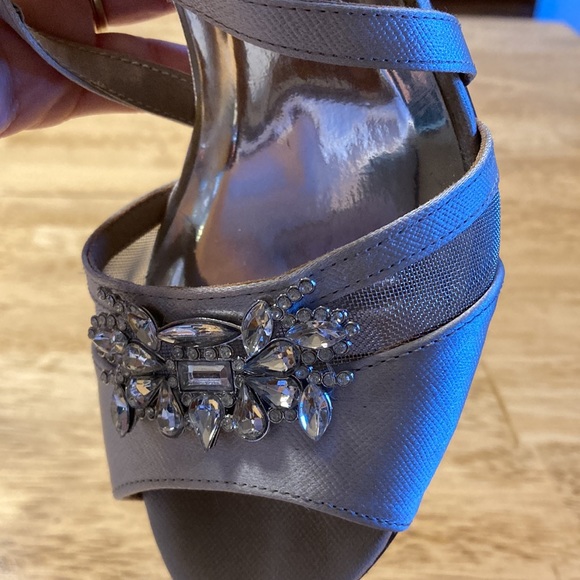 Badgley Mischka Kendall Hannah heels in silver - Picture 6 of 13